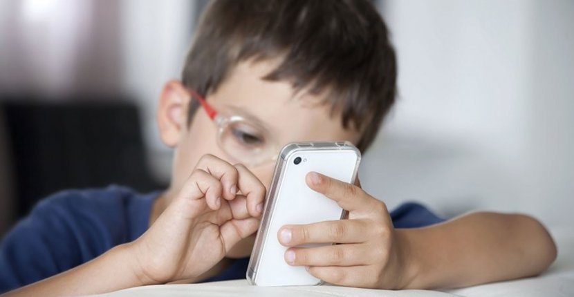 Роспотребнадзор запрещает использовать смартфон для обучения школьников